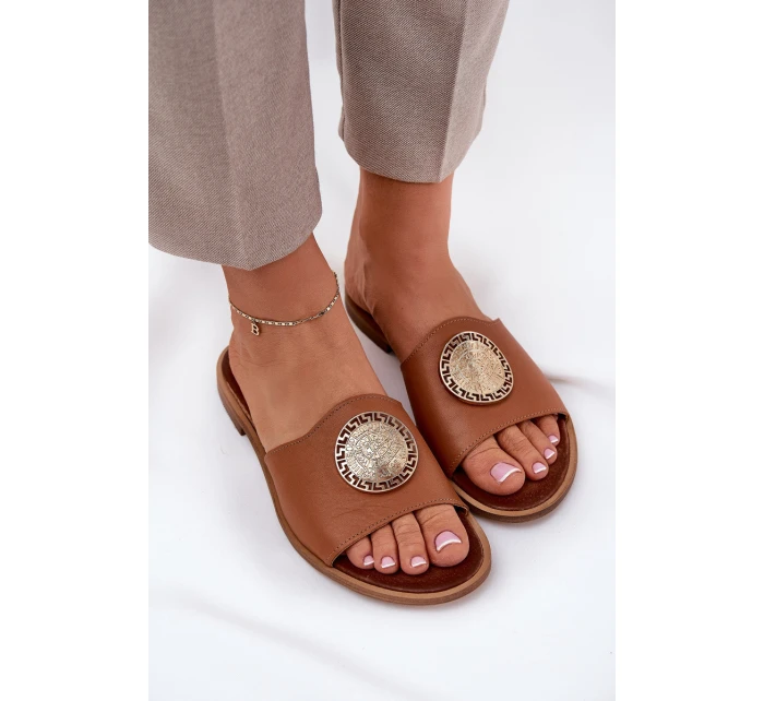 model 21686332 Kožené Pantofle Na Plochém Podpatku S Dekorací Camel - Zazoo model 21686332 Kožené Pantofle Na Plochém Podpatku S Dekorací Camel - Zazoo