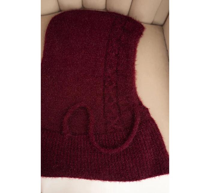 Dámská čepice s kapucí, šněrováním a copánkovým vzorem bordová