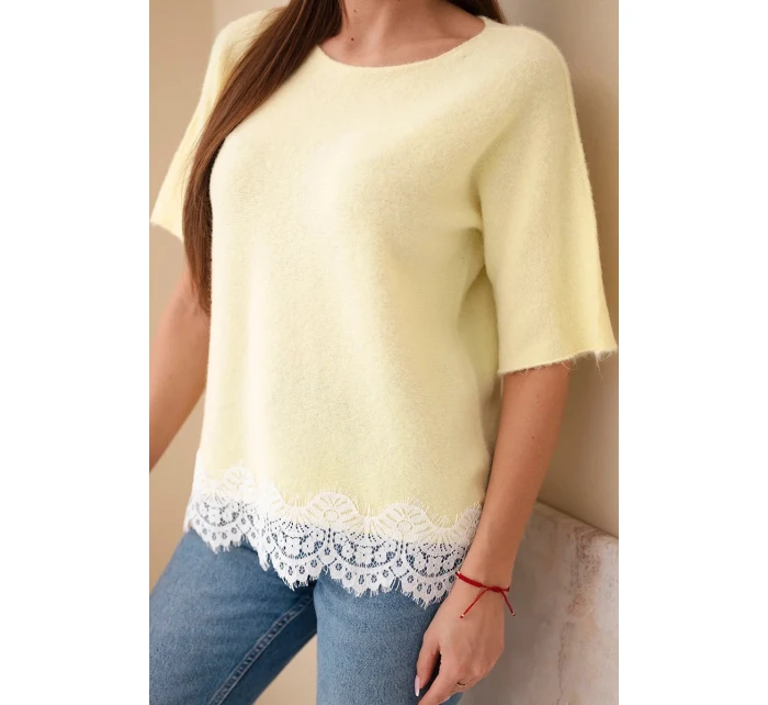Svetr dámský s krátkým rukávem a krajkou žlutý