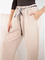 Kalhoty dámské z model 22403069 volné s vázáním béžové - K-Fashion Kalhoty dámské z model 22403069 volné s vázáním béžové - K-Fashion