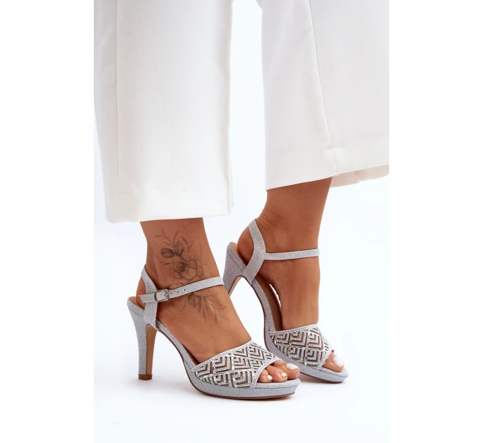 Ozdobené sandály na podpatku model 21645611 stříbrné - D&A Ozdobené sandály na podpatku model 21645611 stříbrné - D&A