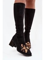 Dámské kozačky na klínku s ozdobnou mašlí model 21718438 Černé - D&A Dámské kozačky na klínku s ozdobnou mašlí model 21718438 Černé - D&A