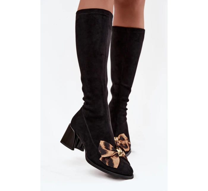 Dámské kozačky na klínku s ozdobnou mašlí model 21718438 Černé - D&A Dámské kozačky na klínku s ozdobnou mašlí model 21718438 Černé - D&A