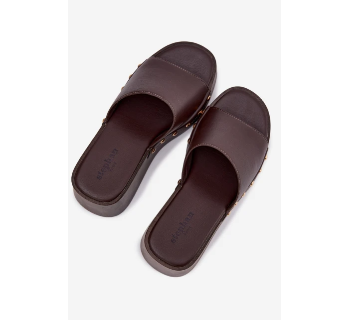 Dámské pantofle na platformě se zlatými sponami hnědé model 21918845 - Boto