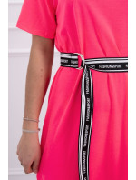 Šaty s ozdobným páskem růžové neonové