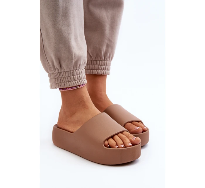 Dámské žabky na tlusté podrážce hnědé model 21649924 - Boto Dámské žabky na tlusté podrážce hnědé model 21649924 - Boto