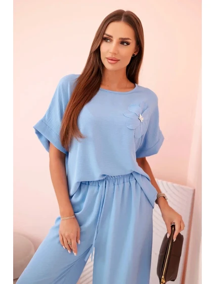 Dámský komplet z viskózy s ozdobným květem a širokými kalhotami - modrý