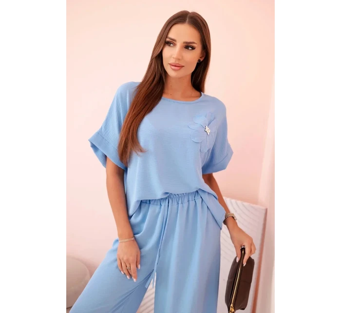 Dámský komplet z viskózy s ozdobným květem a širokými kalhotami - modrý