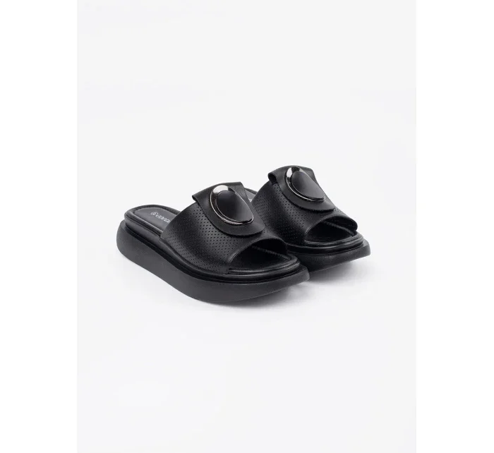 Trendy černé dámské  nazouváky platforma