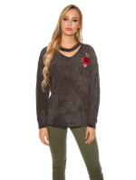 Trendy pletený svetr s květinovou výšivkou