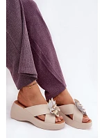 Kožené sandály na platformě s ozdobným květem Vinceza 41511 Béžové