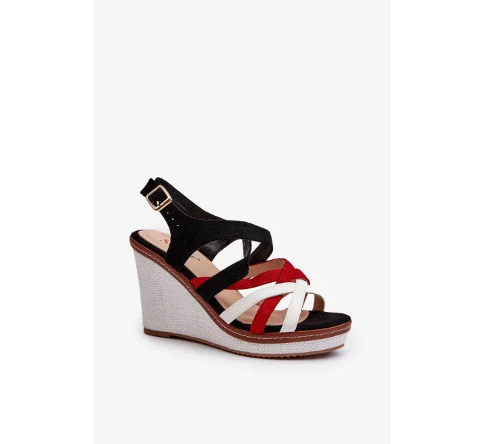 Černé sandály Ellen model 20450434 na klínu - Kesi Černé sandály Ellen model 20450434 na klínu - Kesi