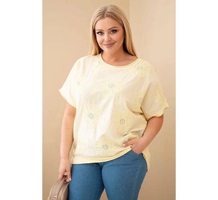 Dámská bavlněná halenka Plus Size s model 22092374 květinami žlutá - K-Fashion
