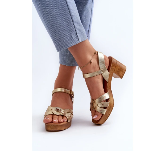 Dámské sandály na podpatku z eko kůže zlaté model 21658010 - EVENTO Dámské sandály na podpatku z eko kůže zlaté model 21658010 - EVENTO