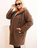 Dámský kabát Plus Size z umělého beránka s kapucí a kapsami hnědý