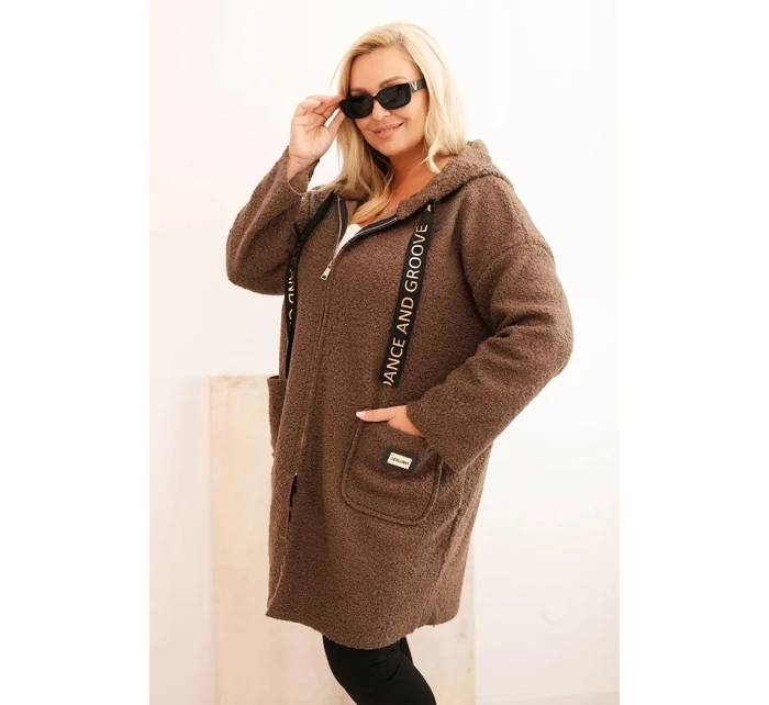 Dámský kabát Plus Size z umělého beránka s kapucí a kapsami hnědý