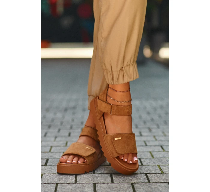 Dámské semišové sandály na platformě Big Star model 21655477 Hnědé - Big Star Shoes