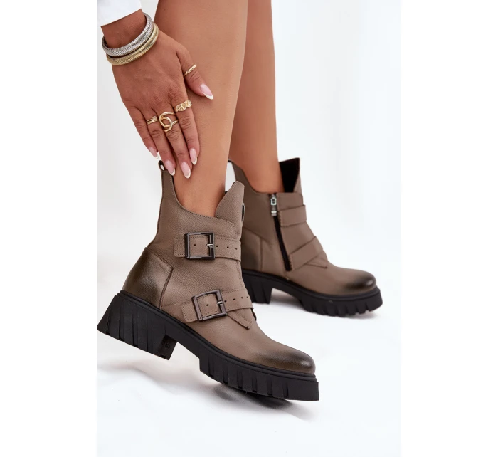Dámské kotníkové boty z pravé kůže se sponami a ozdobným detailem Zazoo – tmavě béžové Dámské kotníkové boty z pravé kůže se sponami a ozdobným detailem Zazoo – tmavě béžové