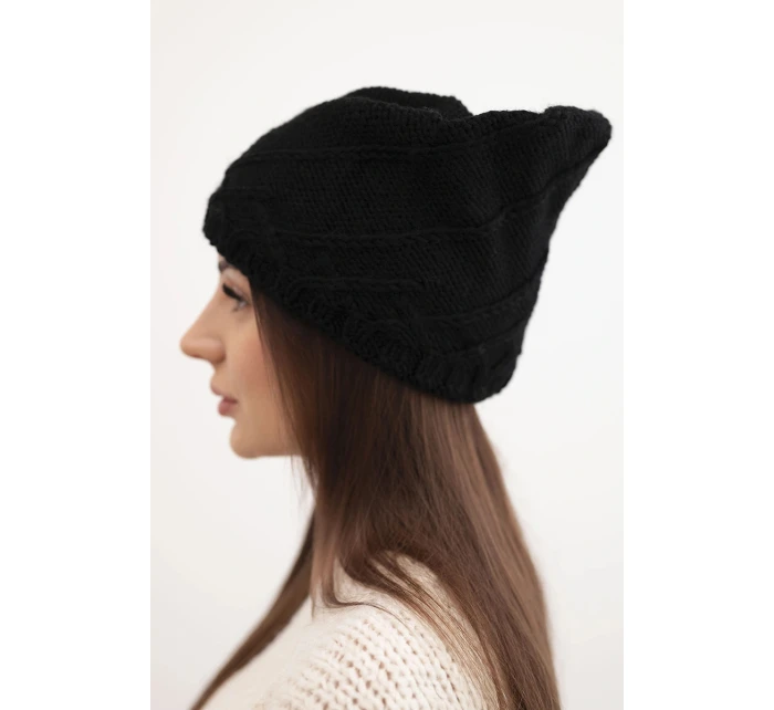 Dámská zimní čepice s ozdobným pletením a střihem černá model 21878055 - K-Fashion