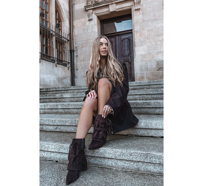 Dámské kotníkové boty na podpatku s třásněmi a zlatými přezkami čokoládové Evelisse Dámské kotníkové boty na podpatku s třásněmi a zlatými přezkami čokoládové Evelisse