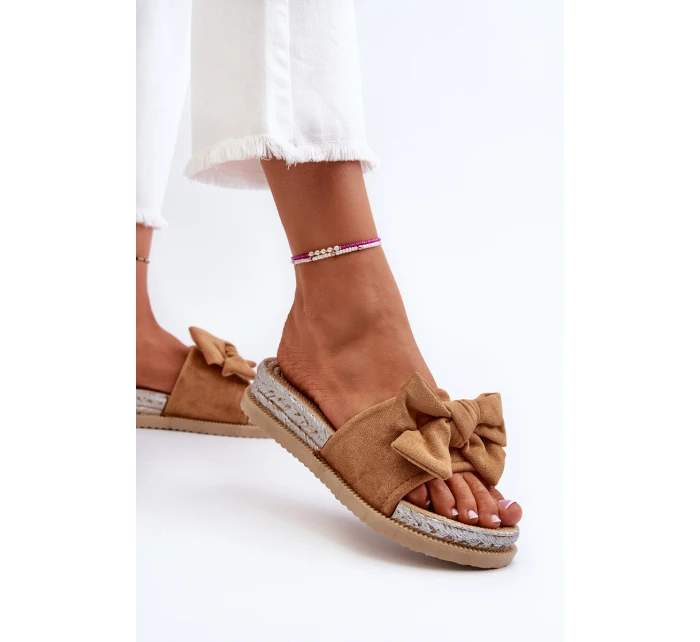 Dámské žabky na platformě s mašlí Camel model 21653345 - Boto Dámské žabky na platformě s mašlí Camel model 21653345 - Boto