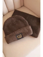 Dámský model 21495009 komplet čepice a nákrčník s ozdobnou nášivkou hnědý - K-Fashion