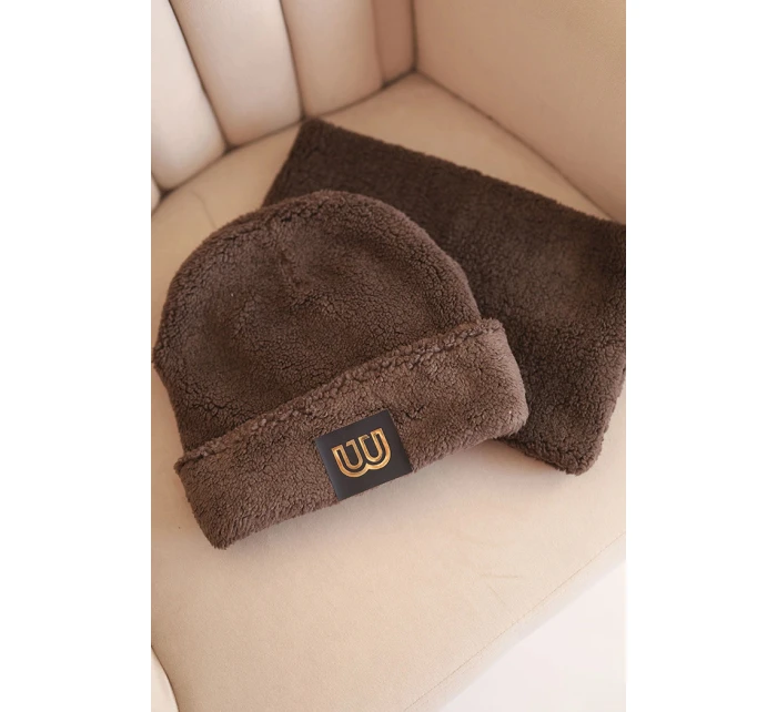 Dámský model 21495009 komplet čepice a nákrčník s ozdobnou nášivkou hnědý - K-Fashion