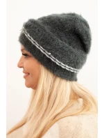 Dámská zimní čepice model 21441684 s perličkami a ozdobným vzorem grafitová - K-Fashion Dámská zimní čepice model 21441684 s perličkami a ozdobným vzorem grafitová - K-Fashion