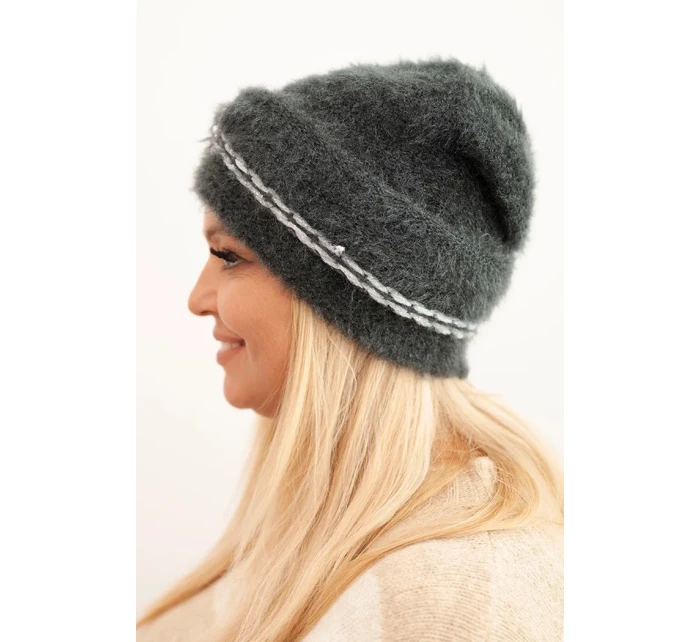 Dámská zimní čepice model 21441684 s perličkami a ozdobným vzorem grafitová - K-Fashion Dámská zimní čepice model 21441684 s perličkami a ozdobným vzorem grafitová - K-Fashion
