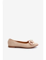 Dámské lodičky z ekologického semiše s mašlí a broží v jemně béžové barvě Satris