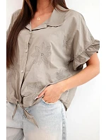 Dámská bavlněná košile model 22207101 s květinovou výšivkou fango - K-Fashion Dámská bavlněná košile model 22207101 s květinovou výšivkou fango - K-Fashion