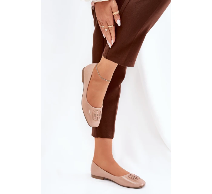 Lakované Elegantní Dámské Baletky S Ozdobným Detalem Béžové model 21690626 - VINCEZA