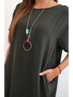 Šaty s kapsami a přívěskem khaki Šaty s kapsami a přívěskem khaki