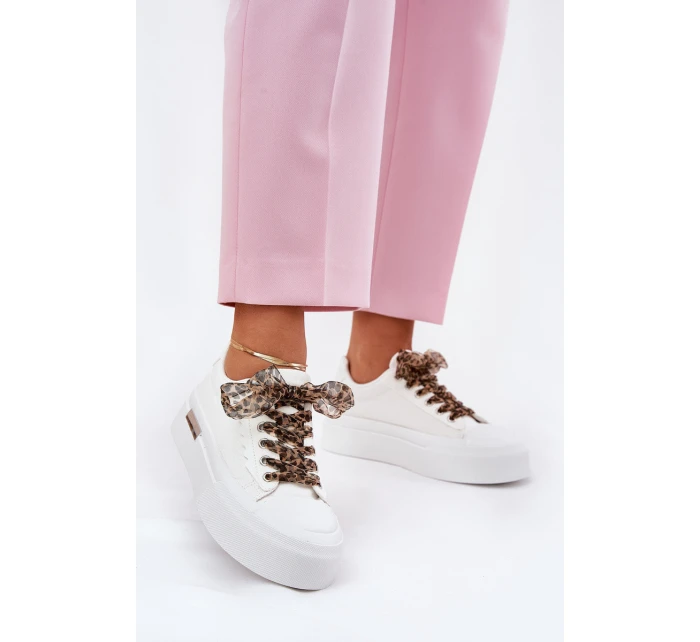 Dámské tenisky na masivní platformě s ozdobným šněrováním bílé model 21689278 - Boto