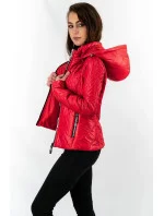 Krátká červená dámská prošívaná bunda s kapucí (B9566) Krátká červená dámská prošívaná bunda s kapucí (B9566)