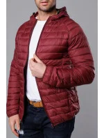 Pánská prošívaná bunda ve vínové bordó barvě s kapucí model 18345044 - J.STYLE Pánská prošívaná bunda ve vínové bordó barvě s kapucí model 18345044 - J.STYLE