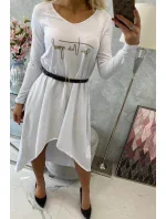 Šaty s ozdobným páskem a nápisy bílé barvy