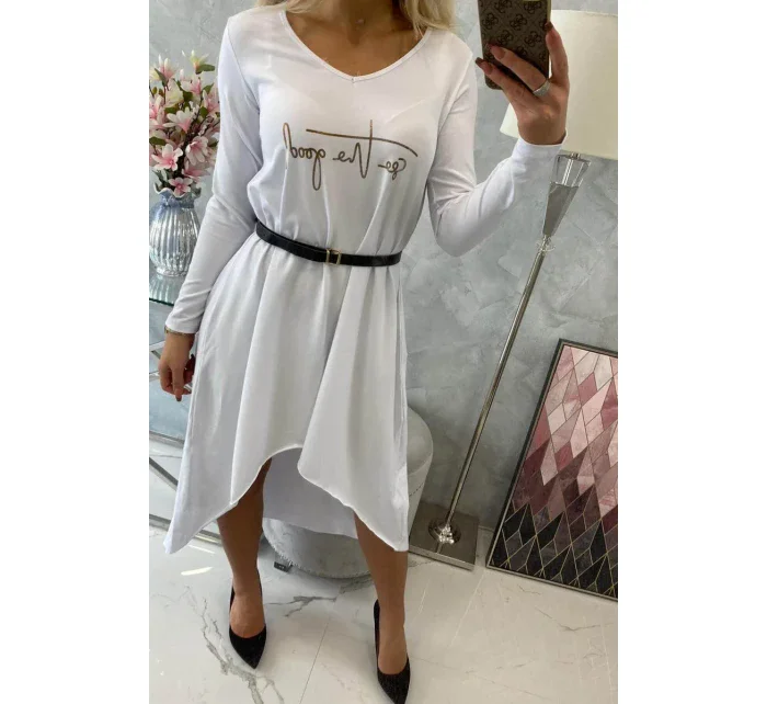 Šaty s ozdobným páskem a nápisy bílé barvy