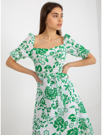 Bílé a zelené vzorované midi šaty s páskem