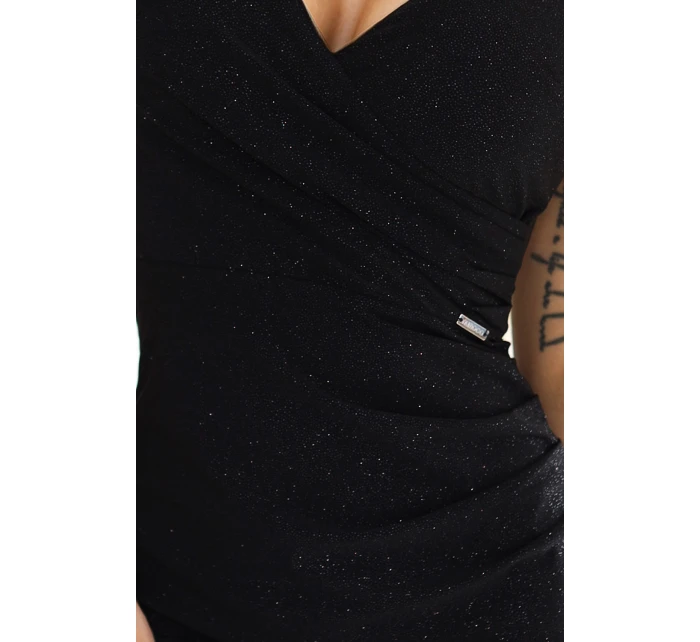 610-1 Oslnivé brokátové tužkové šaty s obálkovým výstřihem a ramínky - černé