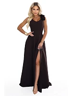 Elegantní večerní maxi šaty s rozparkem a růžemi – hnědé model 22358777 - numoco