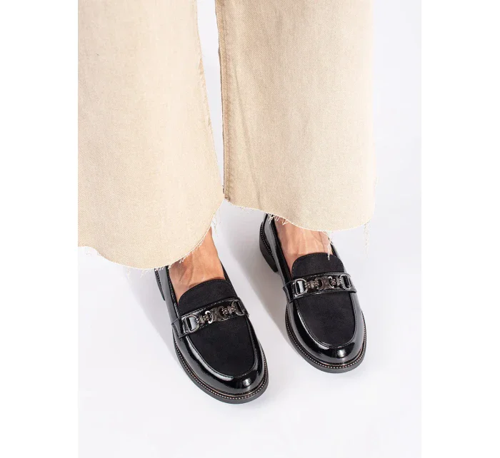 Krásné dámské černé mokasíny na plochém podpatku Krásné dámské černé mokasíny na plochém podpatku
