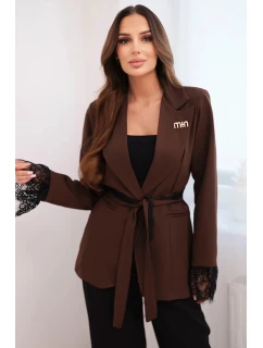 Dámská sako s páskem a krajkovým zakončením rukávů hnědá