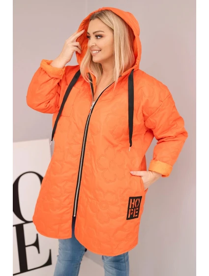 Dámská bunda Plus Size prošívaná s kapucí a nápisem model 21808657 oranžová - K-Fashion Dámská bunda Plus Size prošívaná s kapucí a nápisem model 21808657 oranžová - K-Fashion