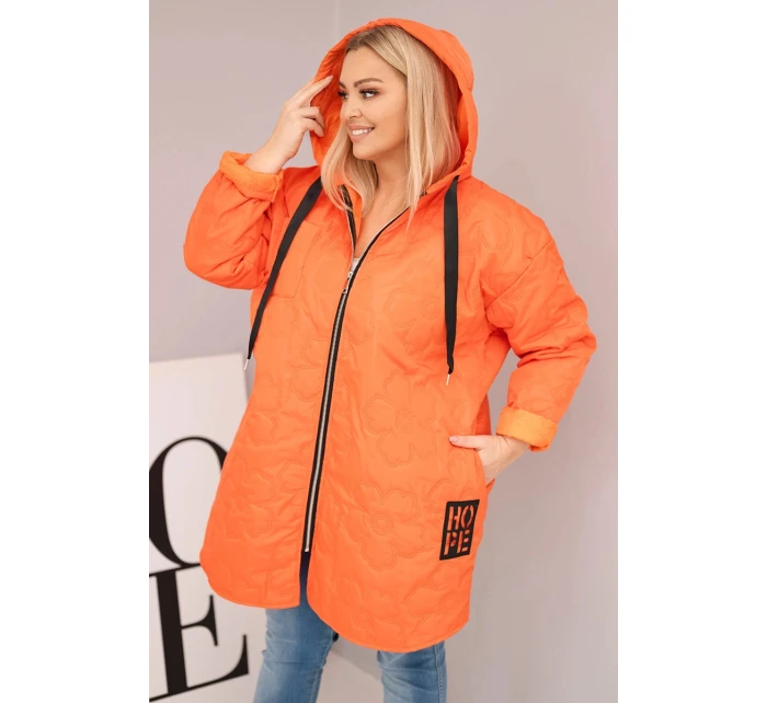 Dámská bunda Plus Size prošívaná s kapucí a nápisem model 21808657 oranžová - K-Fashion Dámská bunda Plus Size prošívaná s kapucí a nápisem model 21808657 oranžová - K-Fashion