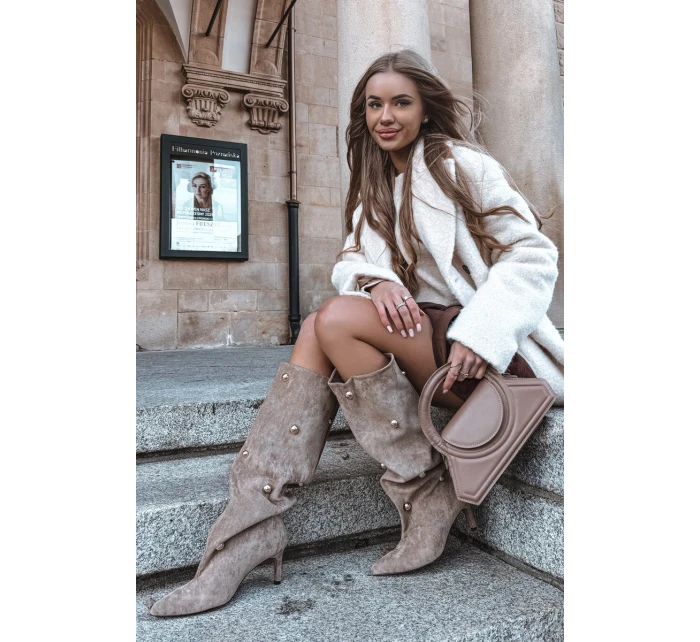 Nazouvací dámské kozačky na podpatku se zlatými ozdobami béžové model 21757806 - Boto