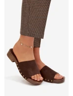 Dámské pantofle na nízkém podpatku se zlatými sponami čokoládové model 21919202 - EVENTO