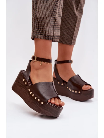 Dámské sandály na platformě se zlatými sponami čokoládové model 21960939 - Boto