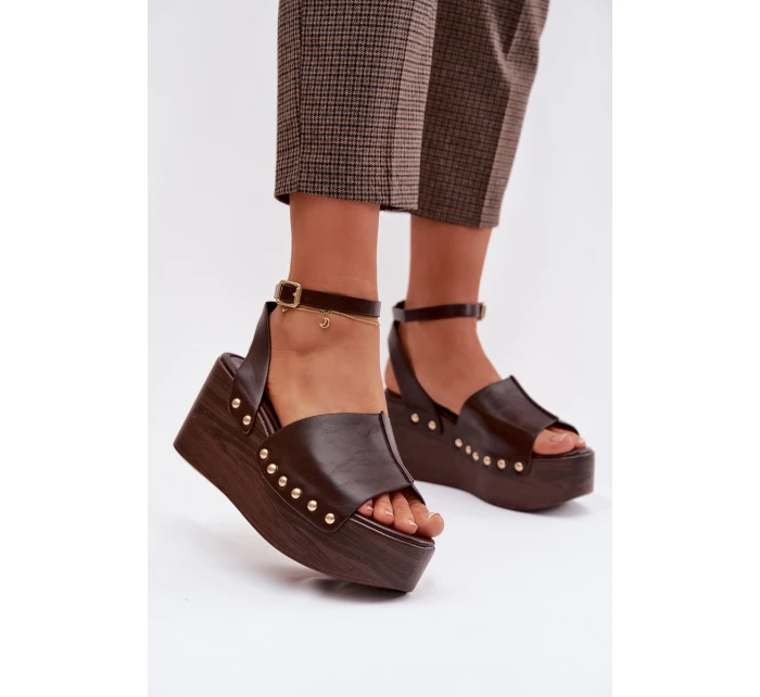 Dámské sandály na platformě se zlatými sponami čokoládové model 21960939 - Boto