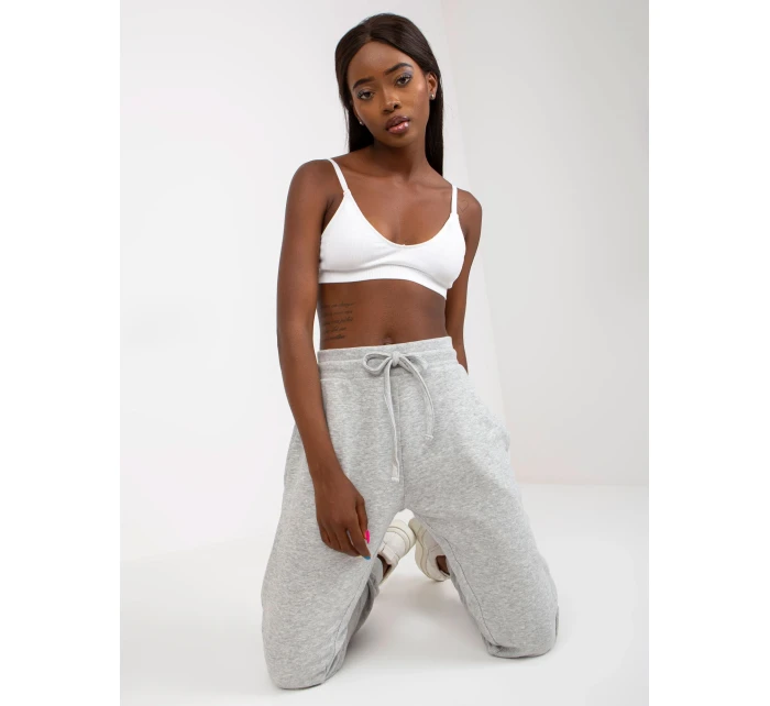 B 005 tepláky.04X šedá